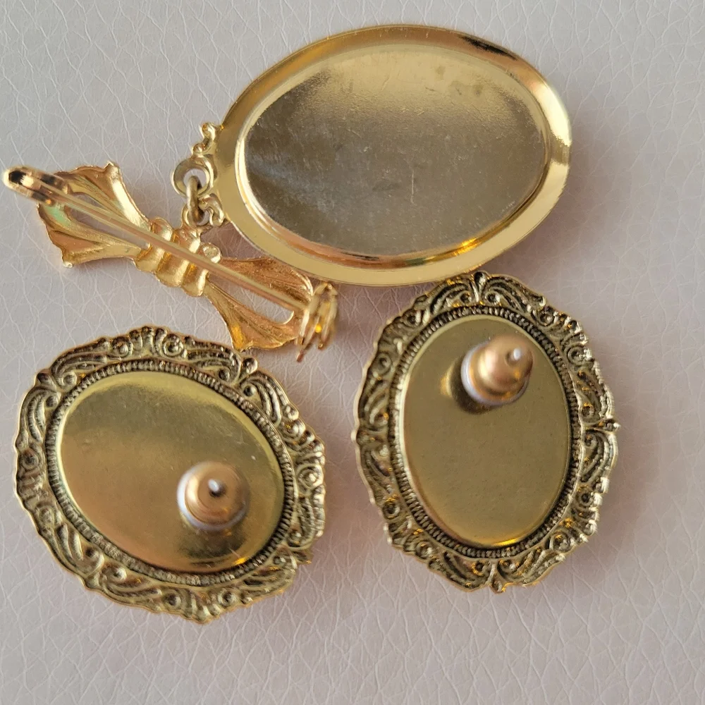 Elegant Cameo Demi Parue ~ Brooch & Pierced Earrings ~ Pretty! ~ Vintage Style